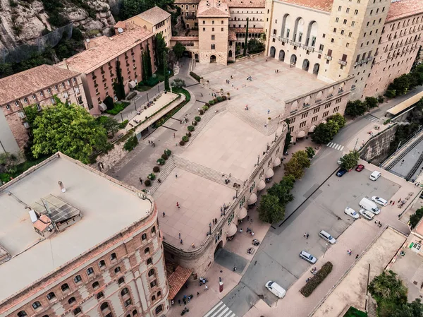 Montserrat Dağı 'nın insansız hava aracı çekimi. Ünlü Montserrat Manastırı 'nın insansız hava aracı görüntüsü. Benedikt keşişlerinin dağ sığınağı. İspanya 'nın sivri dağları. Dağ manzarası. Dağ patikaları.