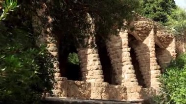 Barcelona 'daki Park Guell. Antonio Gaud Müzesi, Barselona. Barcelona 'nın en ünlü parkı. İspanya 'nın olağanüstü mimarı. Barcelona 'nın simgesi. Turistler parkta yürüyor.