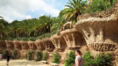 Barcelona 'daki Park Guell. Antonio Gaud Müzesi. İspanya 'nın en ünlü parkı. İspanya 'nın olağanüstü mimarı. Barcelona 'nın simgesi. Turistler parkta yürüyor.