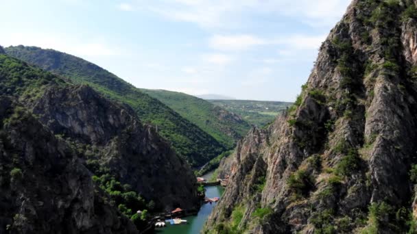 Matka峡谷的Drone视图 在马其顿北部的峡谷里 无人机拍摄了一个湖中的照片 岩石绿色斜坡 湖泊透明的水面 沿河的山路 山中的湖 — 图库视频影像