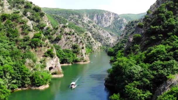 Matka峡谷的Drone视图 在马其顿北部的峡谷里 无人机拍摄了一个湖中的照片 岩石绿色斜坡 湖泊透明的水面 沿河的山路 山中的湖 — 图库视频影像