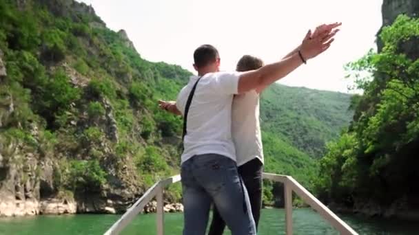 一对年轻夫妇在峡谷和群山的背景下摆姿势 卡尼翁 马特卡 斯科普里马其顿北部的峡谷 特雷斯卡河流域 坐船旅行绿色岩石斜坡 透明湖Matka — 图库视频影像