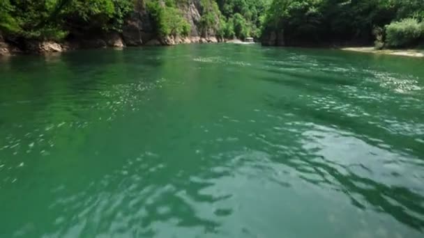 卡尼翁 马特卡 斯科普里马其顿北部的峡谷 特雷斯卡河流域 坐船旅行绿色岩石斜坡 透明的马特卡湖 绿松石水 峡谷全景全景 — 图库视频影像