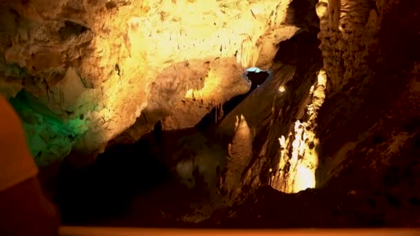 マケドニア北部のヴェロ洞窟 スコピエ近くの2つの洞窟のシステム バルカン半島で最も深い水中洞窟 石筍パインコーン キャニオン マッカ スコピエ 北マケドニアにキャニオン — ストック動画
