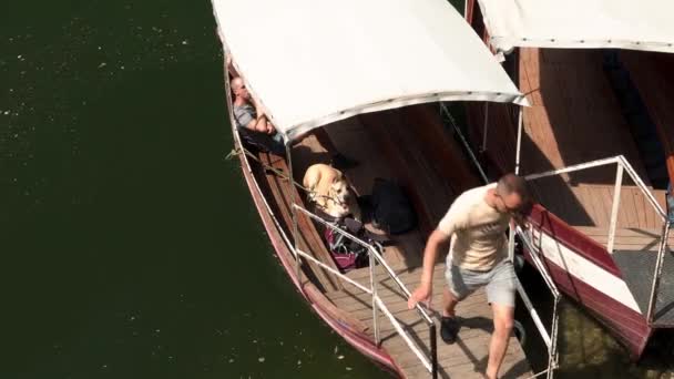 在马其顿北部的马特卡湖上 一只大狗和它的主人在一条船上 卡尼翁 马特卡 斯科普里马其顿北部的峡谷 特雷斯卡河流域 坐船旅行绿色岩石斜坡 透明的松节湖 绿松石水 — 图库视频影像