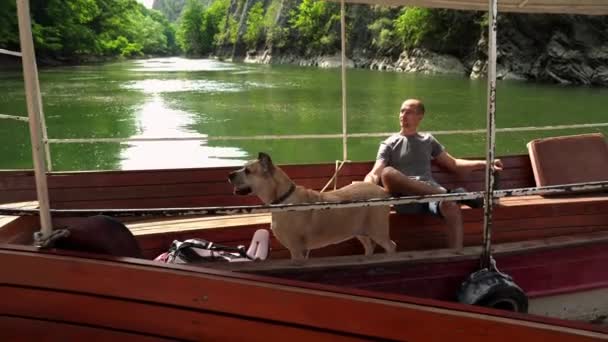 Stor Hund Med Sin Ägare Båt Vid Sjön Matka Norra — Stockvideo