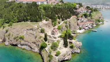 Ohri 'deki St. John Kaneo Kilisesi' nin insansız hava aracı görüntüsü. Evangelist Aziz John Kilisesi. Ohri kentindeki Kaneo plajının üzerindeki bir uçurumda bulunan Makedon Ortodoks Kilisesinin insansız hava aracı görüntüleri