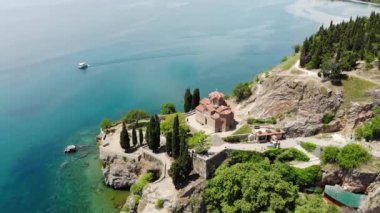 Ohri 'deki St. John Kaneo Kilisesi' nin insansız hava aracı görüntüsü. Evangelist Aziz John Kilisesi. Ohri kentindeki Kaneo plajının üzerindeki bir uçurumda bulunan Makedon Ortodoks Kilisesinin insansız hava aracı görüntüleri