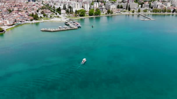 俯瞰度假胜地奥赫里德镇 无人机拍到了一艘船 船上的游客沿着奥赫里德湖航行到码头 从奥赫里德中心的高处俯瞰码头 绿松石湖 — 图库视频影像