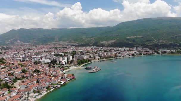 Drohnenaufnahme Der Ferienstadt Ohrid Drohnenaufnahmen Mit Blick Auf Den Ohridsee — Stockvideo