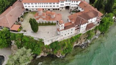 St. Naum Manastırı 'nın insansız hava aracı çekimi. Kuzey Makedonya 'daki bir Ortodoks manastırı insansız hava aracı görüşü. St. Naum Manastırı Ohri Gölü yakınlarındaki bir tepede..