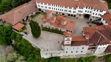 St. Naum Manastırı 'nın insansız hava aracı çekimi. Kuzey Makedonya 'daki bir Ortodoks manastırı insansız hava aracı görüşü. St. Naum Manastırı Ohri Gölü yakınlarındaki bir tepede..
