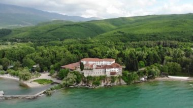 St. Naum Manastırı 'nın insansız hava aracı çekimi. Kuzey Makedonya 'daki bir Ortodoks manastırı insansız hava aracı görüşü. St. Naum Manastırı Ohri Gölü yakınlarındaki bir tepede..