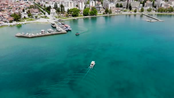 Drone Pohled Letovisko Města Ohrid Dron Střílel Výhledem Loď Turisty — Stock video