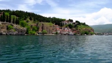 Gölden Ohri 'ye muhteşem bir manzara. Kuzey Makedonya 'nın Ohri kenti. Ohri Gölü 'nün doğu kıyısında bir şehir. Kuzey Makedonya 'nın yeşil dağları. Balkanlar 'ın en derin ve en eski gölü