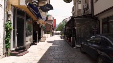 Ohri 'nin merkezinde restoranları ve dükkanları olan bir şehir caddesi. Kuzey Makedonya 'nın Ohri kenti. Ohri Gölü 'nün doğu kıyısında bir şehir.