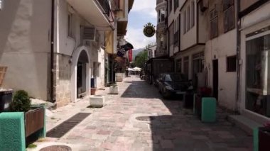Ohri 'nin merkezinde restoranları ve dükkanları olan bir şehir caddesi. Kuzey Makedonya 'nın Ohri kenti. Ohri Gölü 'nün doğu kıyısında bir şehir.