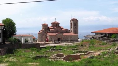 Plaoshnik. Plaosh, antik Ohri kentinin tarihi merkezidir. Ohri Gölü 'nün doğu kıyısındaki arkeolojik bölgede. Kuzey Makedonya 'daki Ohri' nin kültür ve turizm merkezi.