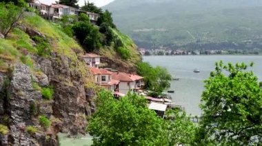 Ohri Gölü manzaralı. Kuzey Makedonya 'nın Ohri kenti. Ohri Gölü 'nün doğu kıyısında bir şehir. Kuzey Makedonya 'nın yeşil dağları. Balkanlar 'ın en derin ve en eski gölü