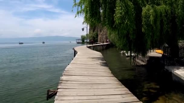 Dřevěná Cesta Podél Útesu Přes Ohridské Jezero Město Ohrid Severní — Stock video
