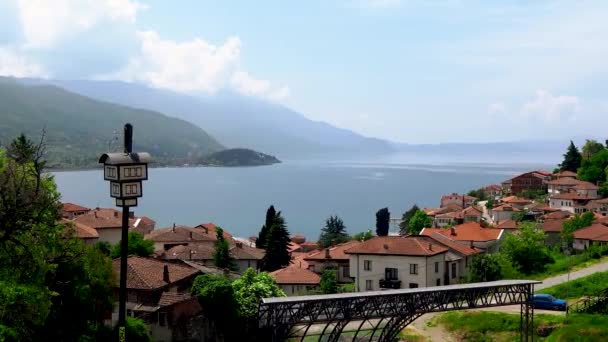 奥赫里德湖的风景 马其顿北部的奥赫里德市 奥赫里德湖东岸的一座城市 马其顿北部的青山 巴尔干最深 最古老的湖泊 — 图库视频影像