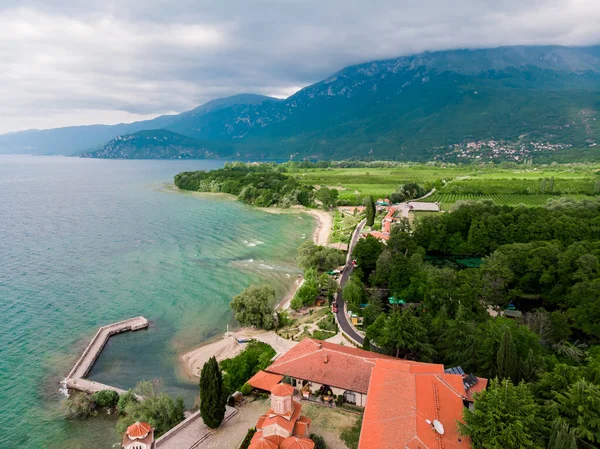 St. Naum Manastırı 'nın insansız hava aracı çekimi. Kuzey Makedonya 'daki bir Ortodoks manastırı insansız hava aracı görüşü. Ohri Gölü yakınlarındaki St. Naum Manastırı 'nda. Makedonya 'da yeşil tepecikler.