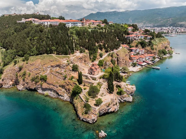 Ohri 'deki St. John Kaneo Kilisesi' nin insansız hava aracı görüntüsü. Evangelist Aziz John Kilisesi. Ohri kentindeki Kaneo plajının üzerindeki bir uçurumda bulunan Makedon Ortodoks Kilisesinin insansız hava aracı görüntüleri