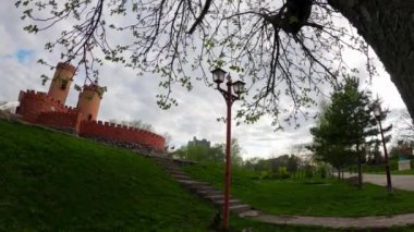 Bulutlu zaman dilimi. Hızlı hareket eden bulutların arkaplanına karşı bir kale şeklinde çocuk kayması. Kuzey Avrupa 'da yaklaşan fırtınanın zamanı. Bulutların hızlı hareketi. 