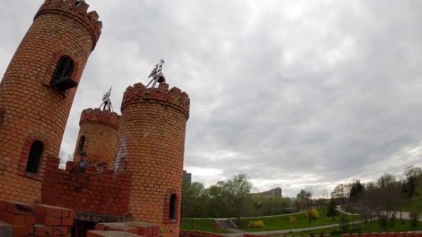 Wolkenzeitraffer Kinderrutsche Form Einer Burg Vor Dem Hintergrund Sich Schnell — Stockvideo