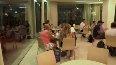 İnsanlar Shabo fabrikasında şarap tadıyorlar. Şarap Kültür Merkezi Shabo. Turistler farklı türde şaraplar denerler. İnsanlar geceyi bir kadeh şarapla geçirir.. 