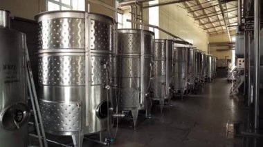 Üzüm yapmak ve işlemek için modern ekipman. Paslanmaz çelik kaplamalarda şarapların mayalanması ve depolanması. Şarap yapımındaki son yenilikler. Shabo bitkisi
