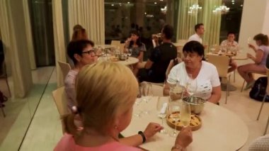 İnsanlar Shabo fabrikasında şarap tadıyorlar. Şarap Kültür Merkezi Shabo. Turistler farklı türde şaraplar denerler. İnsanlar geceyi bir kadeh şarapla geçirir.. 