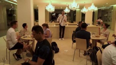 İnsanlar Shabo fabrikasında şarap tadıyorlar. Şarap Kültür Merkezi Shabo. Turistler farklı türde şaraplar denerler. İnsanlar geceyi bir kadeh şarapla geçirir.. 