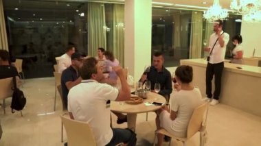 İnsanlar Shabo fabrikasında şarap tadıyorlar. Şarap Kültür Merkezi Shabo. Turistler farklı türde şaraplar denerler. İnsanlar geceyi bir kadeh şarapla geçirir.. 