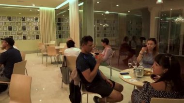 İnsanlar Shabo fabrikasında şarap tadıyorlar. Şarap Kültür Merkezi Shabo. Turistler farklı türde şaraplar denerler. İnsanlar geceyi bir kadeh şarapla geçirir.. 