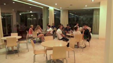 İnsanlar Shabo fabrikasında şarap tadıyorlar. Şarap Kültür Merkezi Shabo. Turistler farklı türde şaraplar denerler. İnsanlar geceyi bir kadeh şarapla geçirir.. 