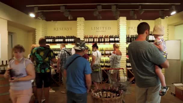 Gente Compra Vino Coñac Fábrica Shabo Centro Cultura Del Vino — Vídeos de Stock
