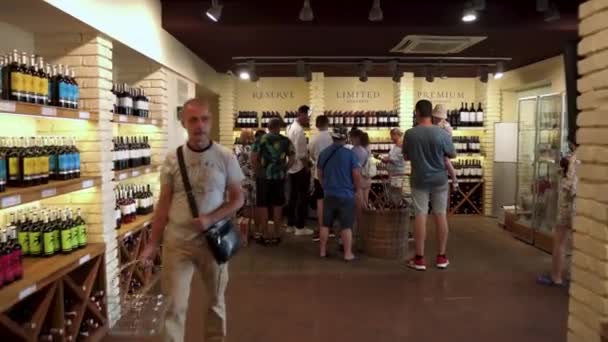 Pessoas Compram Vinho Conhaque Fábrica Shabo Centro Cultura Vinho Shabo — Vídeo de Stock