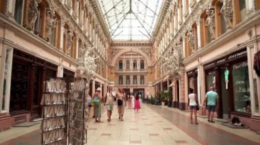 Mendelevich 'in Odessa şehrinin tarihi bölümünde geçişi. Odessa 'daki galeri geçidi cephesi. Galerinin avlusunda. İnsanlar geçitin avlusunda yürür