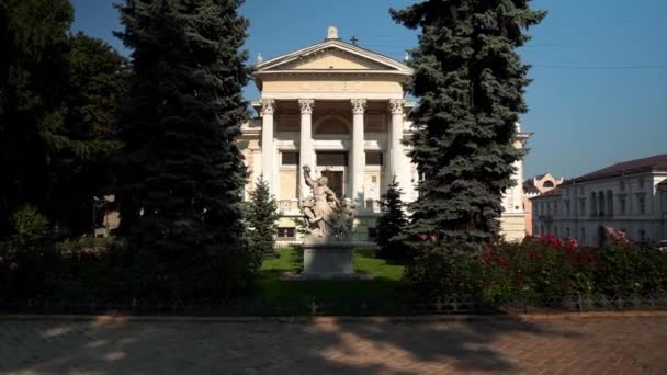オデッサの考古学博物館 ウクライナ最古の考古学博物館 オデッサの古代都市博物館 オデッサの人気の休暇スポット 博物館の近くの美しい像 — ストック動画