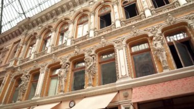 Galeriye bakan balkon. Odessa 'daki galeri geçidi cephesi. Galerinin avlusunda. Odessa Ukrayna 'daki Geçit Galerisinin Dekorasyonu.