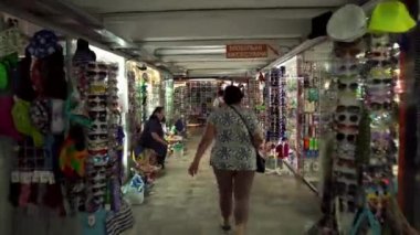 Odessa 'daki yeraltı geçidinde perakende satış yerleri. Tüccarlar alt geçitte hediyelik eşya satarlar. Mobil aksesuar ticareti. İnsanlar alt geçitten karşıya geçiyorlar.