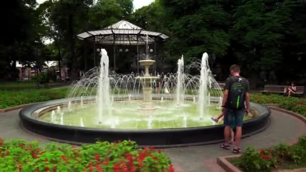 City Garden Odessa Park Fountain Center Odessa Deribasovskaya Street People — стоковое видео