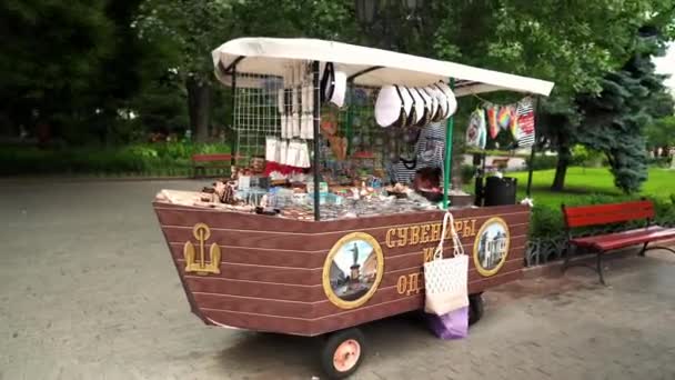 Souvenirbutik Form Ett Skepp Odessa Kvinna Säljer Souvenirer Odessa Stadsträdgården — Stockvideo