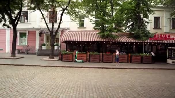 Gatumat Odessa Folk Sitter Terrassen Ett Café Odessa Folk Kopplar — Stockvideo