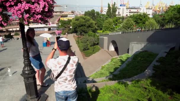 Adam Telefonda Kız Arkadaşının Fotoğrafını Çekiyordu Odessa Daki Potemkin Merdivenleri — Stok video