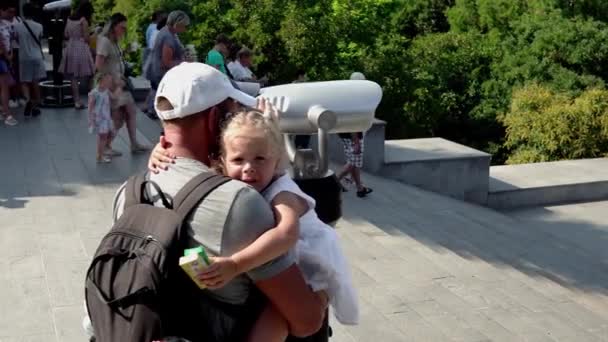 Ein Ehepaar Mit Kind Blickt Durch Ein Teleskop Potemkinsche Treppe — Stockvideo