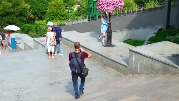 Fotógrafo Toma Una Foto Modelo Calle Escaleras Potemkin Odessa Escalera — Vídeos de Stock