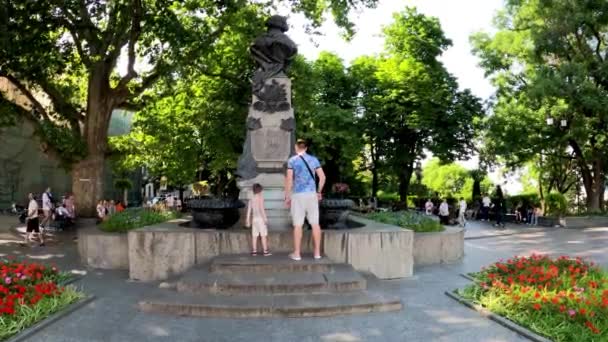 敖德萨的A 普希金纪念碑 古典主义建筑的一个引人注目的纪念碑 父亲和儿子欣赏这座纪念碑 敖德萨市议会 古迹附近的水源 — 图库视频影像