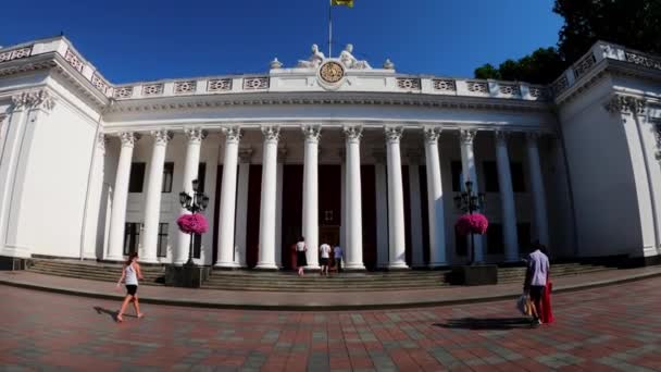 普里莫尔斯基大道的市议会在Dumskaya广场上的敖德萨市议会大楼 古典主义的明亮建筑纪念碑 白色的大柱子 — 图库视频影像